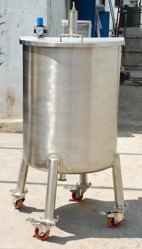 solution-prepration-tank-with-pneumtaic-stirrer